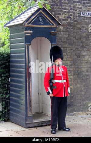 Angleterre Londres. Aux environs de juillet 2014. Garde royale en uniforme rouge en service permanent au Palais de Buckingham à Londres. L'Angleterre. Banque D'Images