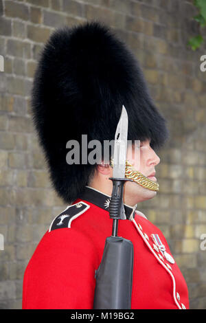 Angleterre Londres. Aux environs de juillet 2014. Garde royale en uniforme rouge en service permanent au Palais de Buckingham à Londres. L'Angleterre. Banque D'Images