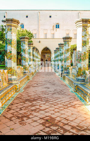 NAPLES - Italie - LE 11/13 /2016 - Le magnifique cloître de Santa Chiara avec ses carreaux de majolique à Naples, Italie Banque D'Images