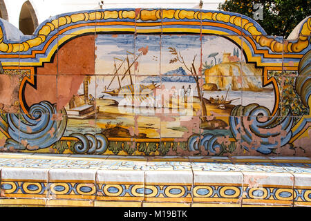 NAPLES - Italie - LE 11/13 /2016 - Carreaux de majolique dans le cloître de Santa Chiara, à Naples, Italie Banque D'Images