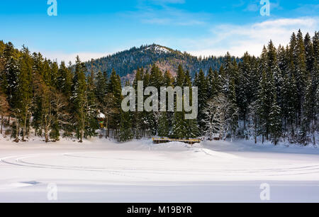 Lac gelé Synevyr couvertes de neige en hiver. belle nature paysage de la plupart des endroits visités dans les Carpates Banque D'Images