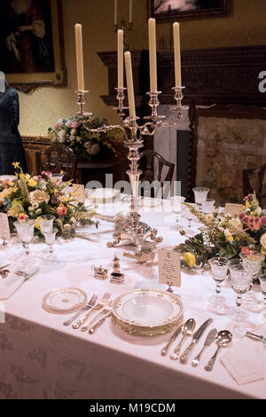 Une table d'ensemble à l'étage pour les aristocrates à Downton Abbey l'exposition sur West 57th Street à Manhattan, New York City. Banque D'Images