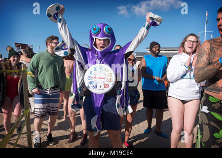 Les premiers nageurs attendre l'entrée dans l'Atlantique à la 114e Polar Bear Club le jour de l'an nager. Banque D'Images