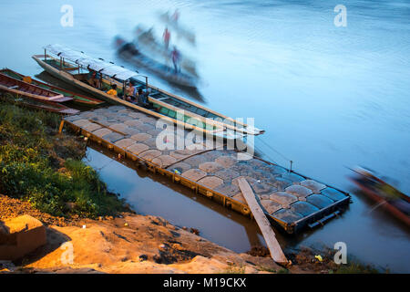 LAOS, Luang Prabang, le 30 mai 2017, les bateaux traditionnels pour le transport de personnes sur le Mékong au coucher du soleil, Luang Prabang, Laos. Banque D'Images