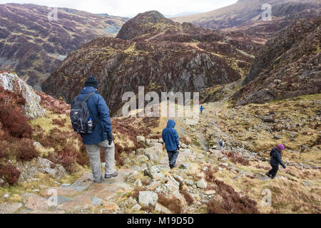 Les marcheurs en ordre décroissant de meules sur le chemin entre vert Crag et Grand Rond Comment vers Honister, Lake District, Cumbria, England, UK Banque D'Images