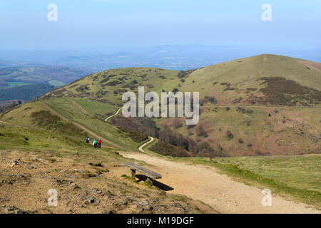 Malvern, Royaume-Uni - 29th mars 2012 : un couple monte sur le sentier de Worcester Beacon au sommet des Malvern Hills, Worcestershire, Royaume-Uni. Worcestershire Beacon, également connu sous le nom de Worcester Beacon est une colline dont le sommet à 425 m (1 395 ft) est le point le plus élevé de la gamme. Banque D'Images