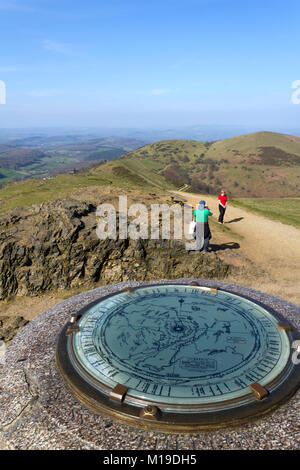 Malvern, Royaume-Uni - 29th mars 2012 : un arrêt pour prendre une photo au soleil de printemps à Worcester Beacon, au sommet des collines de Malvern, Worcestershire, Royaume-Uni. Worcestershire Beacon, également connu sous le nom de Worcester Beacon est une colline dont le sommet à 425 m (1 395 ft) est le point le plus élevé de la gamme. Banque D'Images