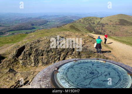 Malvern, Royaume-Uni - 29th mars 2012 : un arrêt pour prendre une photo au soleil de printemps à Worcester Beacon, au sommet des collines de Malvern, Worcestershire, Royaume-Uni. Worcestershire Beacon, également connu sous le nom de Worcester Beacon est une colline dont le sommet à 425 m (1 395 ft) est le point le plus élevé de la gamme. Banque D'Images