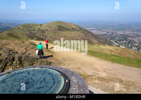 Malvern, Royaume-Uni - 29th mars 2012 : un arrêt pour prendre une photo au soleil de printemps à Worcester Beacon, au sommet des collines de Malvern, Worcestershire, Royaume-Uni. Worcestershire Beacon, également connu sous le nom de Worcester Beacon est une colline dont le sommet à 425 m (1 395 ft) est le point le plus élevé de la gamme. Banque D'Images