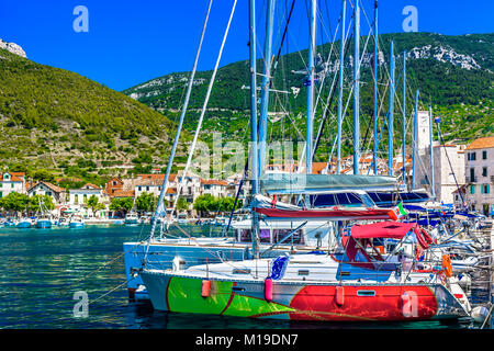 Vue panoramique sur la ville idyllique colorés Komiza sur l'île de Vis, le sud de la Croatie. Banque D'Images