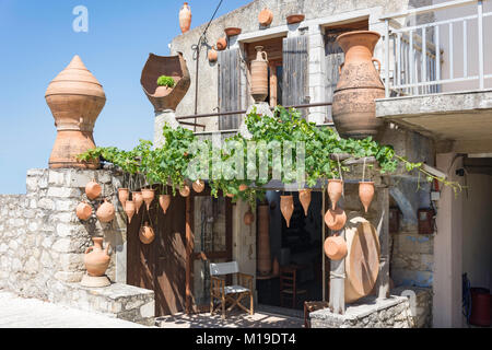 Maison ornée de poteries, Margaritas, village Rethimno Région, Crète, Grèce (Crète) Banque D'Images