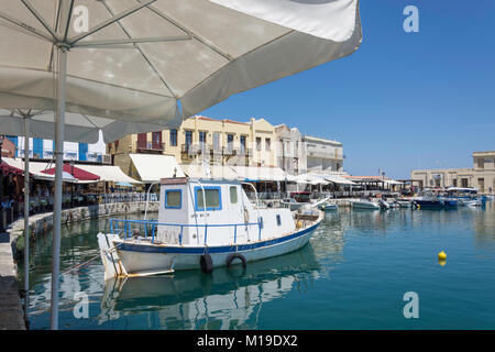 Tavernes au bord de l'eau, le port de Rethymnon, Chania Rethimno (région), Rethimno Crete, Crète (Grèce), Banque D'Images