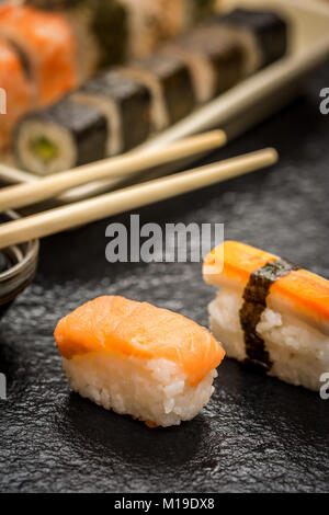 Nigiri sushi japonais traditionnel et baguettes sur pierre 24 Banque D'Images