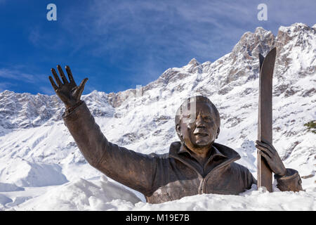 Statue de Mike Bongiorno couvertes de neige, Breuil-Cervinia, vallée d'aoste, Italie Banque D'Images