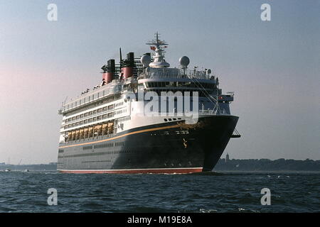 AJAXNETPHOTO. Juillet 23, 1999. SOUTHAMPTON, Angleterre. - Étonnant navire - le nouveau bateau de croisière Disney Wonder Outward Bound DE SOUTHAMPTON. PHOTO:JONATHAN EASTLAND/AJAX. REF:990104 8 Banque D'Images