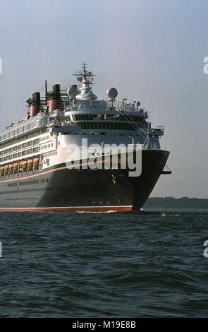 AJAXNETPHOTO. Juillet 23, 1999. SOUTHAMPTON, Angleterre. - Étonnant navire - le nouveau bateau de croisière Disney Wonder Outward Bound DE SOUTHAMPTON. PHOTO:JONATHAN EASTLAND/AJAX. REF:990105 11 Banque D'Images