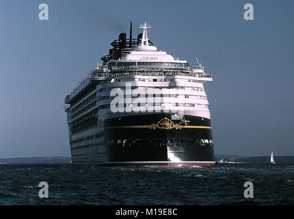 AJAXNETPHOTO. Juillet 23, 1999. SOUTHAMPTON, Angleterre. - Étonnant navire - le nouveau bateau de croisière Disney Wonder Outward Bound DE SOUTHAMPTON. PHOTO:JONATHAN EASTLAND/AJAX. REF:990109 9 Banque D'Images