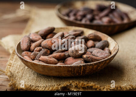 Les fèves de cacao dans un bol Banque D'Images