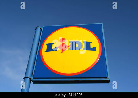 Un grand panneau à l'extérieur d'un supermarché Lidl contre un ciel bleu profond Banque D'Images