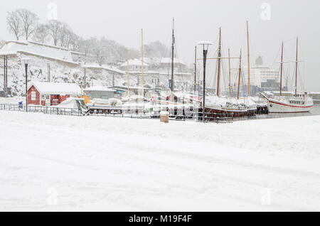 Les bateaux voile couvert de neige dans le port d'Oslo lors d'une forte tempête de neige. Oslo, Norvège. Banque D'Images