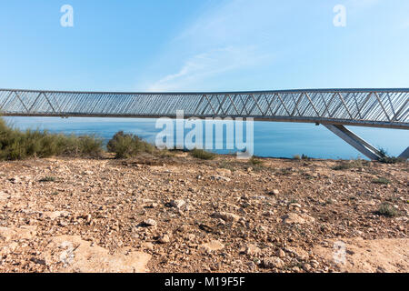 Une passerelle, Santa Pola, Alicante Province, Spain. Vue imprenable sur la plage et sur la mer vers l'île de Tabarca. Banque D'Images