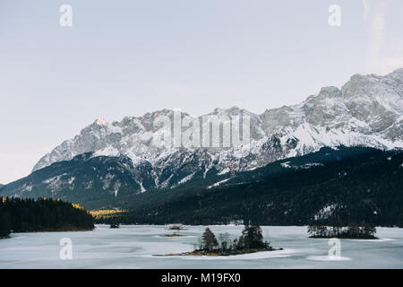 Eibsee Lake, Grainau, Upper Bavaria, Allemagne en allemand ci-dessous Alpes Mt Zugspitze au coucher du soleil Banque D'Images