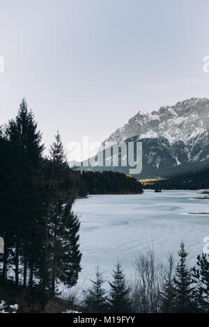 Eibsee Lake, Grainau, Upper Bavaria, Germany dans Alpes allemandes au crépuscule Banque D'Images