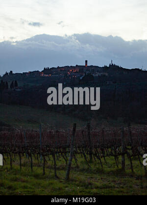 Paysage toscan de Barberino Val D'Elsa avec vigne, arbres et bâtiments anciens. La région Toscane en Italie. Banque D'Images