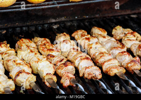 Brochettes grillées juteuses viandes sur le BBQ fire shish kebab Banque D'Images