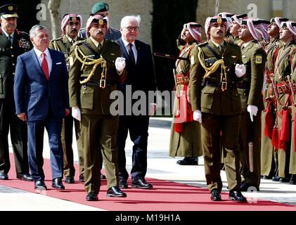 Amman, Jordanie. 28 janvier, 2018. Le Président allemand Frank-Walter Steinmeier (6e L) et le Roi Abdallah II de Jordanie (2L) assister à une cérémonie de bienvenue à Amman, Jordanie, le 28 janvier 2018. Le roi Abdallah II de Jordanie a déclaré dimanche la question de Jérusalem doit être réglée par des négociations directes et dans le cadre d'une solution durable entre Palestiniens et Israéliens, le Petra news agency a signalé. Le roi a fait ces remarques lors d'une réunion avec le Président allemand Frank-Walter Steinmeier à Amman. Credit : Mohammad Abu Ghosh/Xinhua/Alamy Live News Banque D'Images