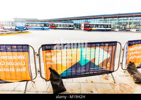 La Ville de Lincoln, Lincolnshire, Royaume-Uni. 28 janvier, 2018. Le tout nouveau Lincoln, à la fine pointe de la station de bus a ouvert ses portes le 28 janvier. La gare routière centrale de Lincoln fait partie du conseil de ville de Lincoln's £30millions de centre de transport qui, avec la nouvelle station, comprend un parking de l'espace 1 000, Ville de Lincoln, Lincolnshire, Angleterre Royaume-uni : Crédit Cornwall iconique/Alamy Live News Banque D'Images