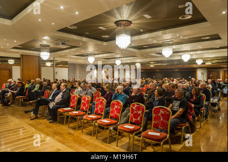 Bantry, Irlande. 28 janvier 2018. Une grande foule a assisté à la réunion publique pour arrêter l'extraction mécanique du varech indigène de la baie Bantry. Le gouvernement irlandais a délivré une licence à Bio Atlantis de Tralee pour extraire industriellement 1860 acres de varech indigène sans consultation publique. Le groupe pro-action fait campagne pour que le permis soit révoqué. Crédit : AG News/Alay Live News. Banque D'Images