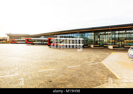 La Ville de Lincoln, Lincolnshire, Royaume-Uni. 28 janvier, 2018. Le tout nouveau Lincoln, à la fine pointe de la station de bus a ouvert ses portes le 28 janvier. La gare routière centrale de Lincoln fait partie du conseil de ville de Lincoln's £30millions de centre de transport qui, avec la nouvelle station, comprend un parking de l'espace 1 000, Ville de Lincoln, Lincolnshire, Angleterre Royaume-uni : Crédit Cornwall iconique/Alamy Live News Banque D'Images