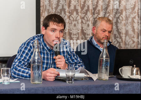 Bantry, Irlande. 28 janvier, 2018. Pêcheur côtier local Kieran O'Shea a parlé avec passion à la réunion publique pour arrêter l'extraction mécanique de varech indigènes de la baie de Bantry. Le Gouvernement irlandais a délivré une licence pour l'Bio Atlantis de Tralee à extraire industriellement 1860 acres de varech sans aucune consultation publique en cours. La pro-action group fait campagne pour avoir l'autorisation d'exercer. Credit : Andy Gibson/Alamy Live News. Banque D'Images