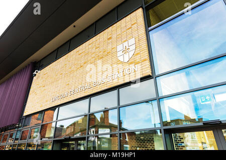 La Ville de Lincoln, Lincolnshire, Royaume-Uni. 28 janvier, 2018. Le tout nouveau Lincoln, à la fine pointe de la station de bus a ouvert ses portes le 28 janvier. La gare routière centrale de Lincoln fait partie du conseil de ville de Lincoln's £30millions de centre de transport qui, avec la nouvelle station, comprend un parking de l'espace 1 000, Ville de Lincoln, Lincolnshire, Angleterre Royaume-uni : Crédit Cornwall iconique/Alamy Live News Banque D'Images