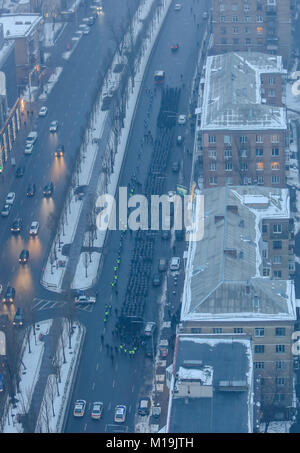 Kiev, Kiev, Ukraine. 28 janvier, 2018. Les bénévoles de l'Azov paramilitaires de droite Corps civil mars centre-ville de Kiev leur façon de prêter serment d'allégeance dans la cour d'une ancienne forteresse de la ville de Kiev, Ukraine, le 28 janvier 2018. En dehors de l'activité de combat en Ukraine's war-hit Donbas, militants d'Azov de lutter contre le crime et les drogues, patrouillent dans les rues, aider les gens en cas d'urgence. Credit : Sergii Kharchenko/ZUMA/Alamy Fil Live News Banque D'Images