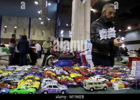 28 janvier 2018 - La cinquième édition du Salon Malaga rétro dans le Palais des foires et congrès de la capitale (Fycma) reçoit les premiers visiteurs et fans, qui ont assisté à cette première fête de la secteur classique en Espagne pour profiter de l'exposition qui a exposants promotions de la Porsche 356, CitroÃ"n 2 CV et 124 sièges. Le dimanche session de la retro Malaga Show a été marquée, comme il est normal dans les éditions récentes, par les concentrations de Ferrari et Porsche, qui a apporté un ''spécial, glamour et sportif'''atmosphère au dernier salon, et tout cela grâce à la collaboration de l'Weepo Banque D'Images