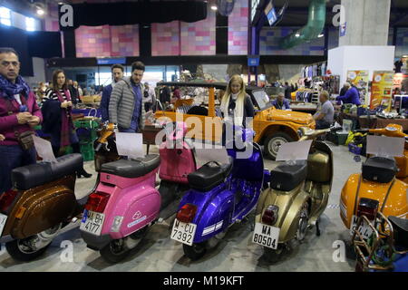 28 janvier 2018 - La cinquième édition du Salon Malaga rétro dans le Palais des foires et congrès de la capitale (Fycma) reçoit les premiers visiteurs et fans, qui ont assisté à cette première fête de la secteur classique en Espagne pour profiter de l'exposition qui a exposants promotions de la Porsche 356, CitroÃ"n 2 CV et 124 sièges. Le dimanche session de la retro Malaga Show a été marquée, comme il est normal dans les éditions récentes, par les concentrations de Ferrari et Porsche, qui a apporté un ''spécial, glamour et sportif'''atmosphère au dernier salon, et tout cela grâce à la collaboration de l'Weepo Banque D'Images