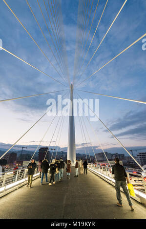 Cosenza, une vue de la nuit du nouveau pont pont construit à Cosenza, conçu par l'architecte et ingénieur Santiago Calatrava, du nom de San Francesco di Paola, le saint patron de la Calabre. Le pont a été inauguré le 27 janvier 2018, et a été conçue et construite sous la forme d'une harpe, il est à 104 mètres de hauteur, 130 mètres de long a un pylône et est incliné à 52 degrés à partir de laquelle les tiges de départ. autour de 20 millions d'euros. Il est actuellement considéré comme l'un des plus importants travaux réalisés dans le sud. Le pont relie les deux rives du fleuve Crati reliant le district Gergeri avec Via Popilia. 28/0 Banque D'Images