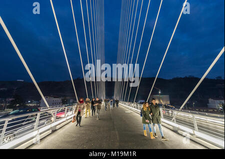 Cosenza, une vue de la nuit du nouveau pont pont construit à Cosenza, conçu par l'architecte et ingénieur Santiago Calatrava, du nom de San Francesco di Paola, le saint patron de la Calabre. Le pont a été inauguré le 27 janvier 2018, et a été conçue et construite sous la forme d'une harpe, il est à 104 mètres de hauteur, 130 mètres de long a un pylône et est incliné à 52 degrés à partir de laquelle les tiges de départ. autour de 20 millions d'euros. Il est actuellement considéré comme l'un des plus importants travaux réalisés dans le sud. Le pont relie les deux rives du fleuve Crati reliant le district Gergeri avec Via Popilia. 28/0 Banque D'Images