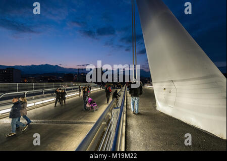 Cosenza, une vue de la nuit du nouveau pont pont construit à Cosenza, conçu par l'architecte et ingénieur Santiago Calatrava, du nom de San Francesco di Paola, le saint patron de la Calabre. Le pont a été inauguré le 27 janvier 2018, et a été conçue et construite sous la forme d'une harpe, il est à 104 mètres de hauteur, 130 mètres de long a un pylône et est incliné à 52 degrés à partir de laquelle les tiges de départ. autour de 20 millions d'euros. Il est actuellement considéré comme l'un des plus importants travaux réalisés dans le sud. Le pont relie les deux rives du fleuve Crati reliant le district Gergeri avec Via Popilia. 28/0 Banque D'Images