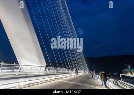 Cosenza, une vue de la nuit du nouveau pont pont construit à Cosenza, conçu par l'architecte et ingénieur Santiago Calatrava, du nom de San Francesco di Paola, le saint patron de la Calabre. Le pont a été inauguré le 27 janvier 2018, et a été conçue et construite sous la forme d'une harpe, il est à 104 mètres de hauteur, 130 mètres de long a un pylône et est incliné à 52 degrés à partir de laquelle les tiges de départ. autour de 20 millions d'euros. Il est actuellement considéré comme l'un des plus importants travaux réalisés dans le sud. Le pont relie les deux rives du fleuve Crati reliant le district Gergeri avec Via Popilia. 28/0 Banque D'Images