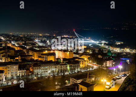 Cosenza, une vue de la nuit du nouveau pont pont construit à Cosenza, conçu par l'architecte et ingénieur Santiago Calatrava, du nom de San Francesco di Paola, le saint patron de la Calabre. Le pont a été inauguré le 27 janvier 2018, et a été conçue et construite sous la forme d'une harpe, il est à 104 mètres de hauteur, 130 mètres de long a un pylône et est incliné à 52 degrés à partir de laquelle les tiges de départ. autour de 20 millions d'euros. Il est actuellement considéré comme l'un des plus importants travaux réalisés dans le sud. Le pont relie les deux rives du fleuve Crati reliant le district Gergeri avec Via Popilia. 28/0 Banque D'Images