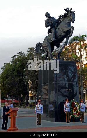 La Havane, Cuba. 28 janvier, 2018. La sculpture de Jose Marti est vu au cours de la cérémonie de dévoilement de La Havane, Cuba, le 28 janvier 2018. Le président cubain Raul Castro a dévoilé ici dimanche une sculpture de héros national de Cuba, José Marti, une réplique de l'original, situé dans Central Park à New York. Credit : Joaquin Hernandez/Xinhua/Alamy Live News Banque D'Images