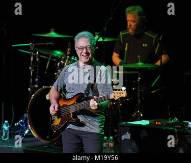 Coral Springs FL, USA. 28 janvier, 2018. Stu Cook et Doug Clifford de Creedence Clearwater Revisited effectuer à Coral Springs Centre pour les arts le 28 janvier 2018 à Coral Springs, en Floride. Credit : Mpi04/media/Alamy Punch Live News Banque D'Images