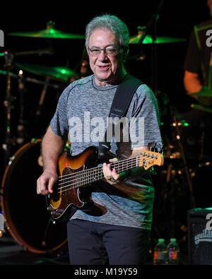 Coral Springs FL, USA. 28 janvier, 2018. Stu Cook et Doug Clifford de Creedence Clearwater Revisited effectuer à Coral Springs Centre pour les arts le 28 janvier 2018 à Coral Springs, en Floride. Credit : Mpi04/media/Alamy Punch Live News Banque D'Images