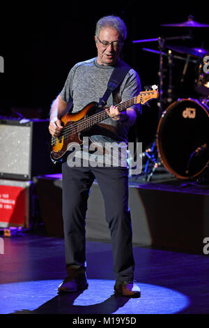 Coral Springs FL, USA. 28 janvier, 2018. Stu Cook et Doug Clifford de Creedence Clearwater Revisited effectuer à Coral Springs Centre pour les arts le 28 janvier 2018 à Coral Springs, en Floride. Credit : Mpi04/media/Alamy Punch Live News Banque D'Images