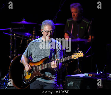 Coral Springs FL, USA. 28 janvier, 2018. Stu Cook et Doug Clifford de Creedence Clearwater Revisited effectuer à Coral Springs Centre pour les arts le 28 janvier 2018 à Coral Springs, en Floride. Credit : Mpi04/media/Alamy Punch Live News Banque D'Images