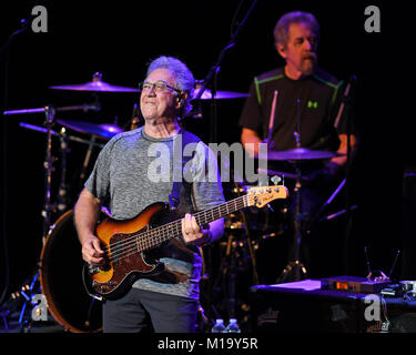 Coral Springs FL, USA. 28 janvier, 2018. Stu Cook et Doug Clifford de Creedence Clearwater Revisited effectuer à Coral Springs Centre pour les arts le 28 janvier 2018 à Coral Springs, en Floride. Credit : Mpi04/media/Alamy Punch Live News Banque D'Images