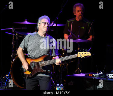 Coral Springs FL, USA. 28 janvier, 2018. Stu Cook et Doug Clifford de Creedence Clearwater Revisited effectuer à Coral Springs Centre pour les arts le 28 janvier 2018 à Coral Springs, en Floride. Credit : Mpi04/media/Alamy Punch Live News Banque D'Images